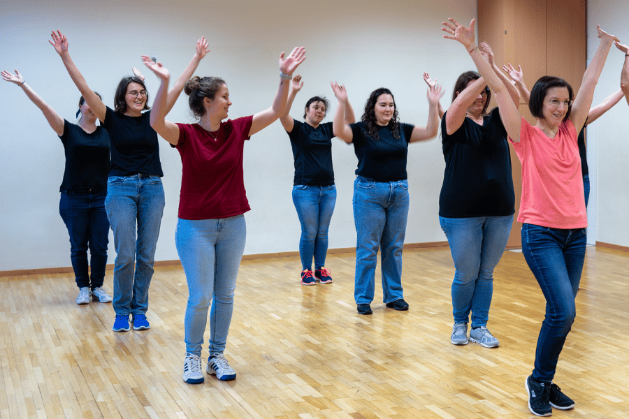 Frauen mit Händen in der Höhe