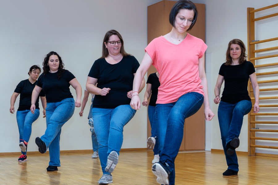 Irene und Teilnehmerinnen beim LInedance