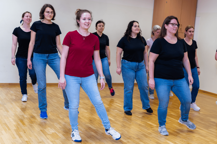 Eine Gruppe von Frauen beim Tanzen